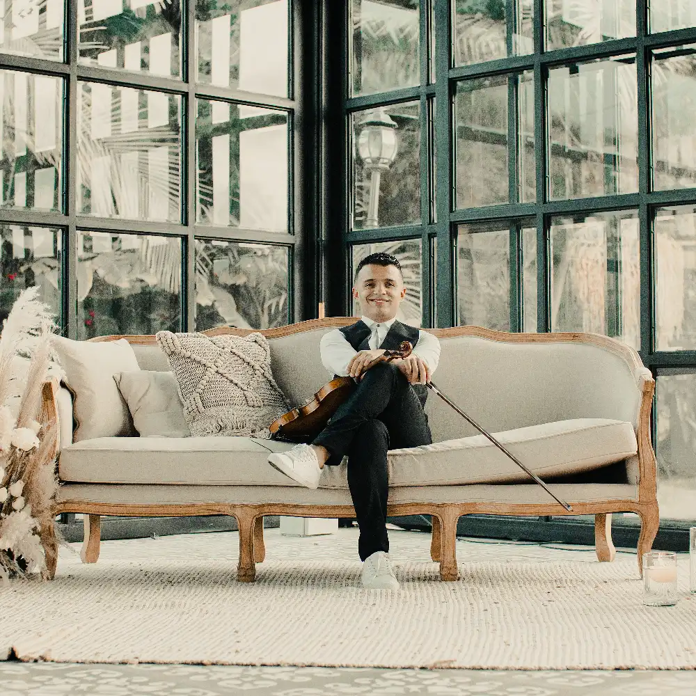 La música que te gusta en el hermoso sonido del violín, en la ciudad de Medellín