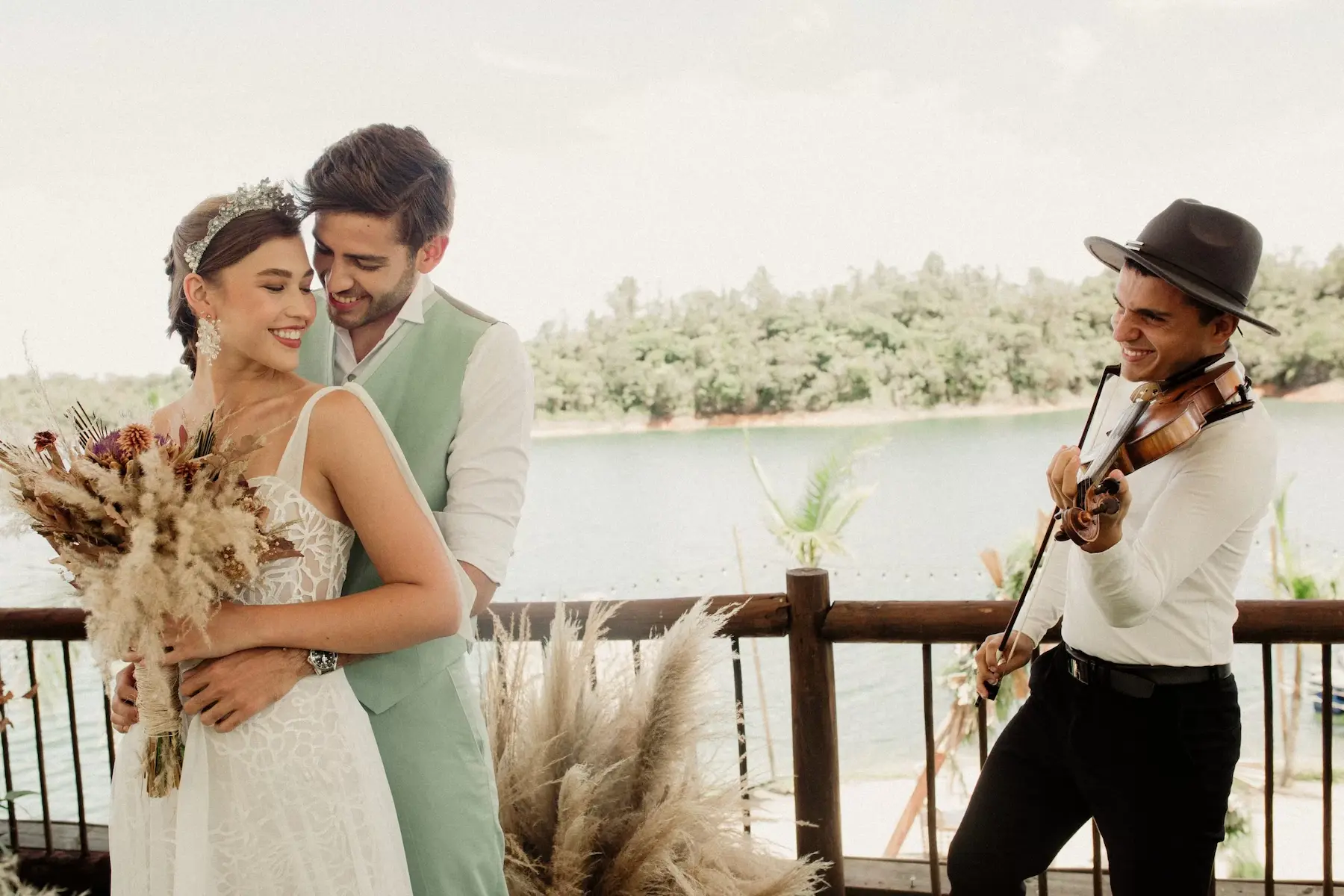 música para bodas, coctel de bienvenida. son cubano, show de violín y saxo y acordeón